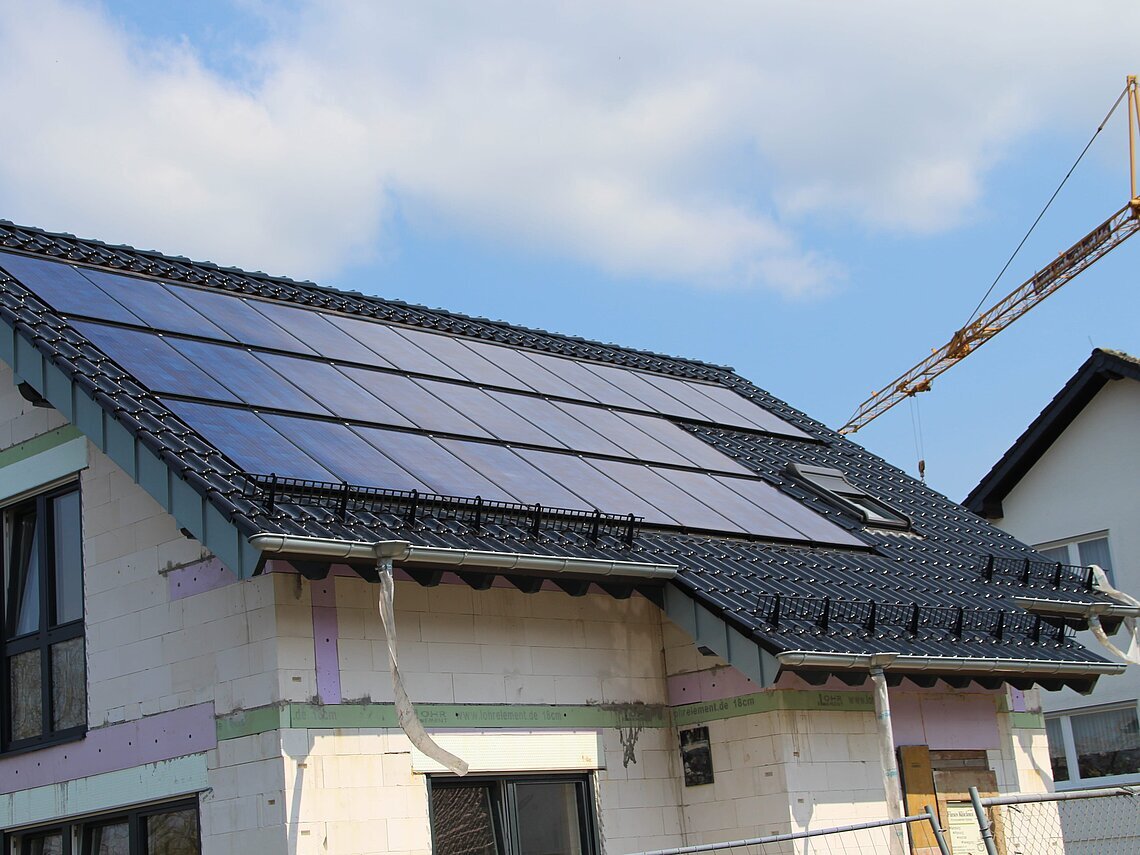 Bild: PV Anlage im Bau.